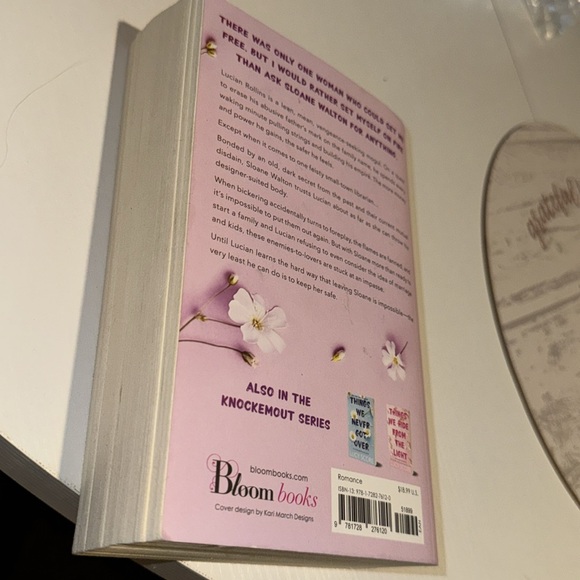 📖 “ Things We Left Behind” by Lucy Score #1 New York Times best selling authors - Picture 6 of 6